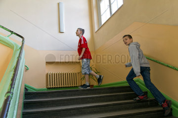 Posen  Polen  Schueler der 5. Klasse im Treppenhaus der Schule