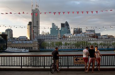 London  Grossbritannien  die City of London von der Suedseite der Themse aus