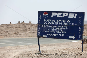 Guyan  Aethiopien  Pepsi-Werbung an einer ausgebauten Strasse nach Dschibuti