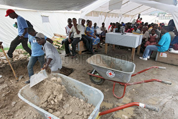 Carrefour  Haiti  eine Drainagen gegen Wassereinbrueche wird ausgehoben