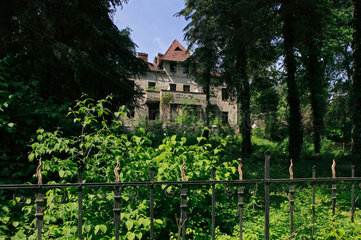 Prenden  Deutschland  eine verfallene Villa in einem zugewachsenem Garten