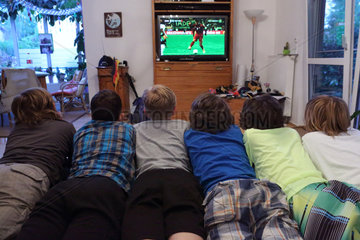 Berlin  Deutschland  Jungen schauen sich gemeinsam ein Fussballspiel im Fernsehen an
