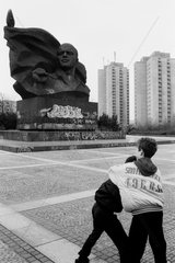 Berlin  Deutschland  kaempfende Kinder vor dem Ernst-Thaelmann-Denkmal
