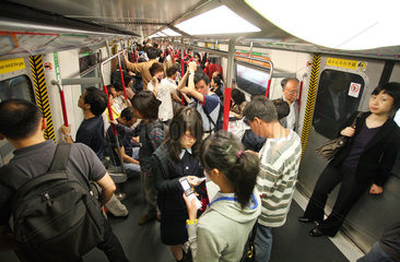 Hong Kong  China  Menschen in einer U-Bahn