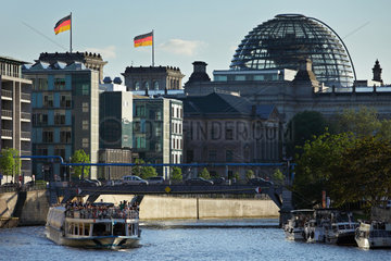 Berlin  Deutschland  Ausflugsdampfer vor dem Reichstag und dem Jakob-Kaiser-Haus
