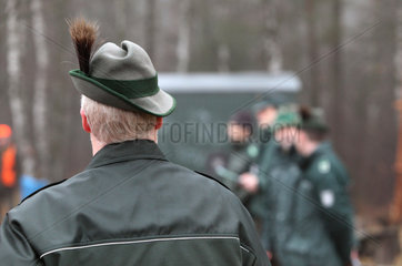 Lehnitz  Deutschland  Bundesfoerster mit Gamsbart an seinem Hut