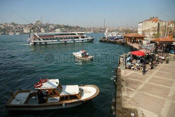 Istanbul  Tuerkei  Boote am Ufer im Stadtviertel Karakoy