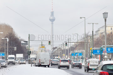 Berlin  Deutschland  Autoverkehr auf der schneebedeckten Karl-Marx-Allee