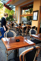 Berlin  Deutschland  ein leeres Cafe am Vormittag am Savignyplatz