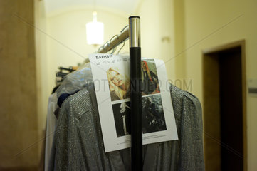 Berlin  Deutschland  Outfits der Michalsky-Kollektion haengen auf einer Kleiderstange