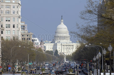 Blick auf das United States Capitol ueber die Pennsylvania Avenue  Washington D.C
