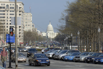 Blick auf das United States Capitol ueber die Pennsylvania Avenue  Washington D.C