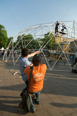 Lemberg  Ukraine  Aufbau einer Installation in Ballform fuer ein Stadtfest am Prospekt Svobody