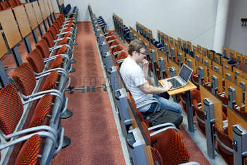 Tallinn  Estland  Student sitzt im Auditorium des Estonian Information Technology Colleges