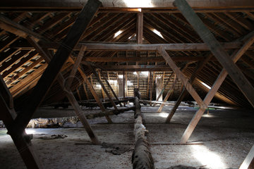 Gross Doelln  Deutschland  Dachstuhl in einem ehemaligen Kasernengebaeude