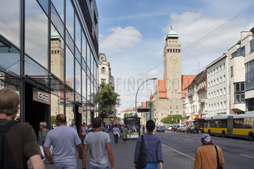 Berlin  Deutschland  Passanten in der Karl-Marx-Strasse in Berlin-Neukoelln