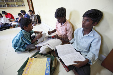 Chennai  Indien  ein Junge im Waisenheim macht seine Hausaufgaben