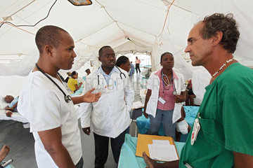 Carrefour  Haiti  Arztvisite im Patientenzelt des DRK Field Hospitals