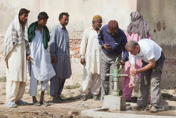 Gunglo Santani  Pakistan  Projektmanager Philippe Pascal kontrolliert eine Wasserpumpe