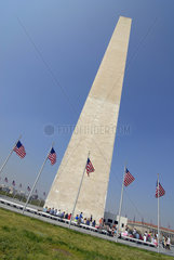Washington Monument mit Flaggen und Touristen