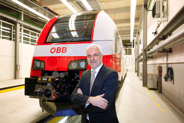 Krefeld  Deutschland  Garrelt Duin besucht das Siemens Schienenfahrzeugwerk