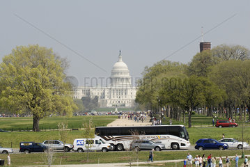 United States Capitol  Blick vom Washington Monument  mit Bussen und Touristen