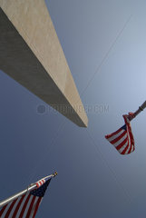 Washington Monument mit Flaggen