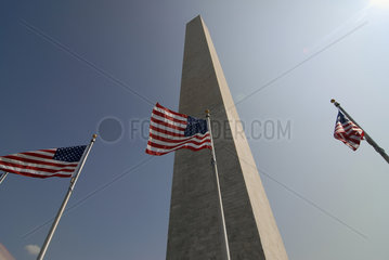 Washington Monument mit Flaggen
