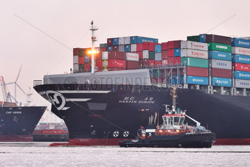 Hamburg  Deutschland  Containerschiff Hanjin Europe mit Hafenschlepper im Hamburger Hafen