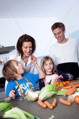 Basel  Schweiz  eine Familie mit Kindern beim kochen in der Kueche