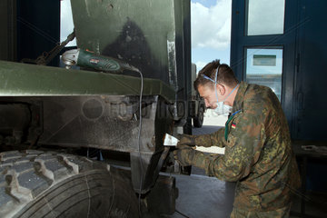 Muellheim  Deutschland  Mechaniker bei Instandhaltungsarbeiten an einem Schwerlasttransporter der Robert-Schuhmann-Kaserne