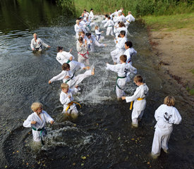 Emstal  Deutschland  Menschen bei einem Taekwondo-Kurs im Wasser