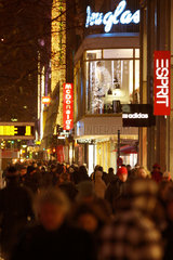 Berlin  Deutschland - Passanten beim Weihnachtseinkauf auf dem Tauentzien
