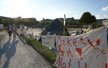 Kassel  Deutschland  Zelte des Occupy-Camp auf dem Friedrichsplatz