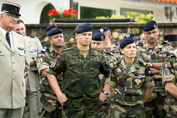 Breisach am Rhein  Deutschland  ein Bundeswehrsoldat unter franzoesischen Soldaten