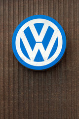 Wolfsburg  Deutschland  grosses Logo an der Aussenwand des VW Kraftwerks