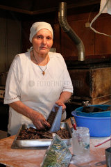 Tiflis  Georgien  eine Frau in einer Kueche