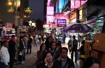 Hong Kong  China  Strasse im Stadtteil Kowloon bei Nacht