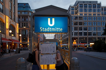 Berlin  Deutschland  Eingang U-Bahnstation Stadtmitte