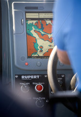 Fjaellbacka  Schweden  Navigationsbildschirm auf einem Schnellboot