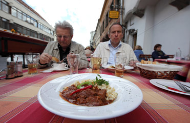 Budapest  Ungarn  Maenner essen Gulasch in einem Restaurant