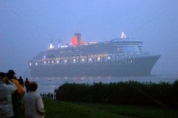 Queen Mary 2 auf der Elbe bei Jork im Morgennebel