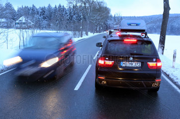 Schleiz  Deutschland  Strassenverkehr auf einer Landstrasse im Winter