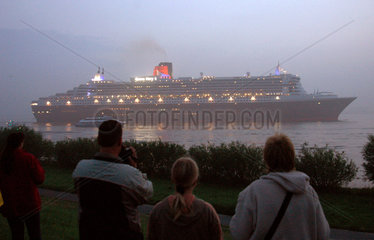 Queen Mary 2 auf der Elbe bei Jork im Morgennebel