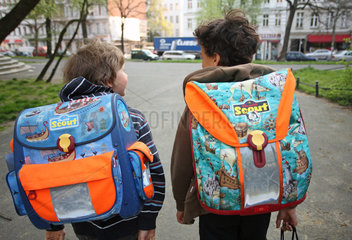 Berlin  Deutschland  Kinder auf dem Weg zur Schule