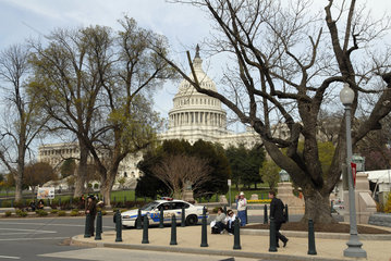 United States Capitol in Washington D.C.  mit Polizeiwagen und Passanten