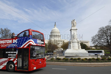 United States Capitol mit Statuen und Rundfahrtbus