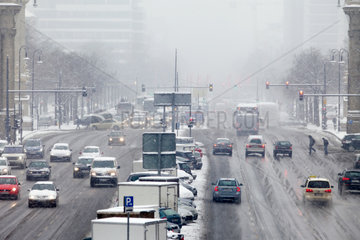 Berlin  Deutschland  schneebedeckte Strasse des 17. Juni in Berlin-Tiergarten