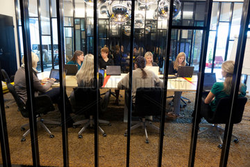 Tallinn  Estland  Mitarbeiterinnen von Skype bei einer Konferenz im Skype Worldwide Headquarter