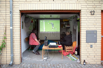 Berlin  Deutschland  Fans schauen Fussball EM in der Garage
